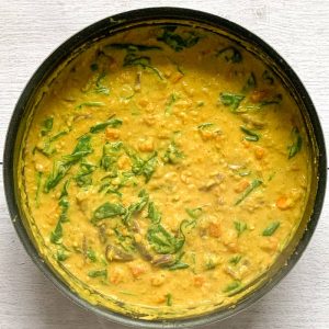 Dahl de Lentilles corail et Épinard